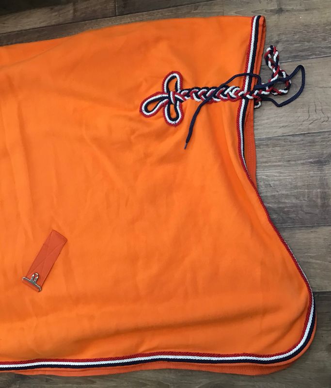 Orange tykt fleecedekken med broddering